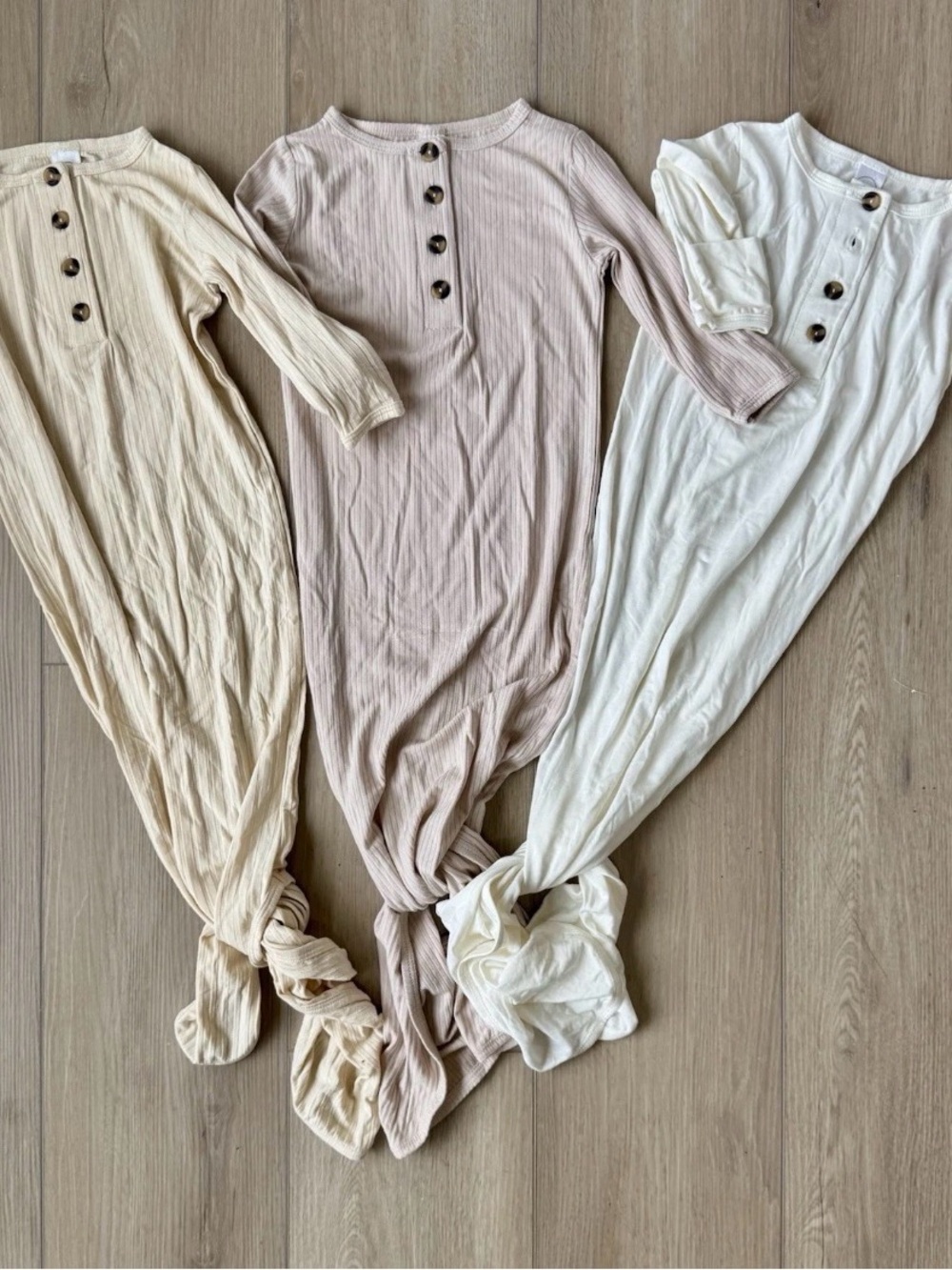 Bundle Lou Lou & Company
Baby Knotted Gowns Neutral
Ribbed 3-6M EUC Set of 3